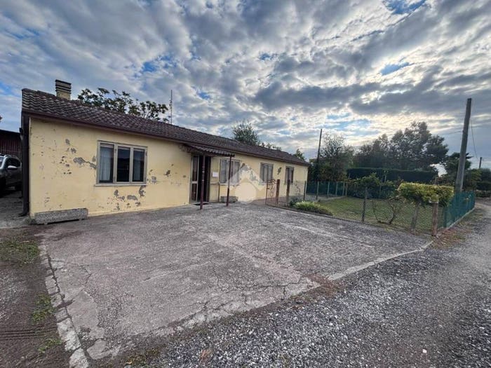 Casa quadrilocale in vendita in Via Lovo, Correzzola