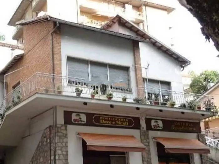 Casa con 6 locali in vendita in Viale Cesare Battisti, Centro, Amandola