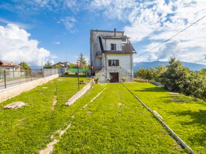 Casa quadrilocale in vendita in Vocabolo Pianuro, Centro, Longone Sabino