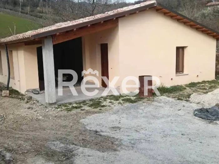 Casa con 6 locali in vendita in Vocabolo Caprioli, Matelica