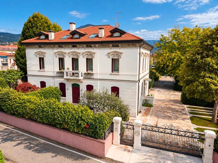 Casa con 6 locali in vendita in Schio Via D Manin, Centro, Schio