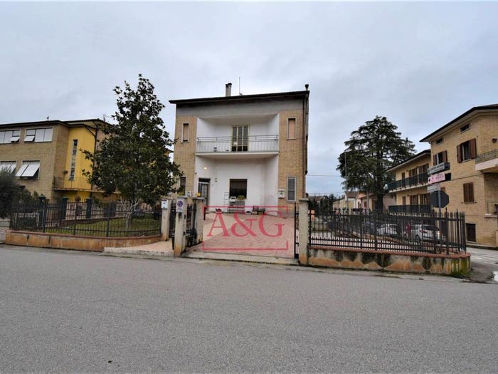 Appartamento con 5 locali in vendita in Strada Falerienze a Valle, Falerone