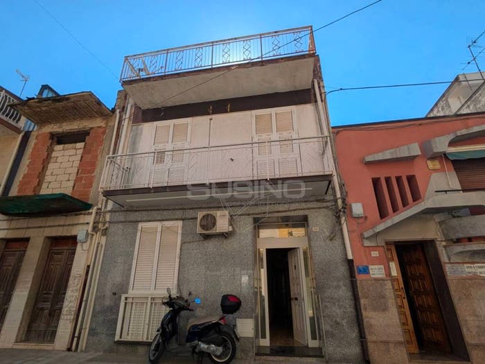 Casa con 6 locali in vendita in VIA GARIBALDI, Floridia