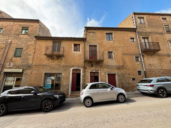 Casa con 6 locali in vendita in Via Roma, Centro, Calascibetta