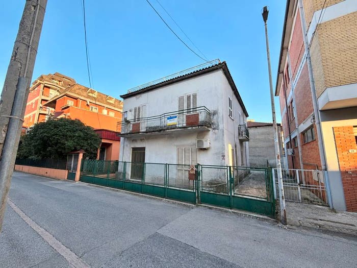 Casa con 6 locali in vendita in Via Lago di Como, Madonna Della Neve, Frosinone