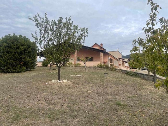 Casa con 6 locali in vendita in Centro, Montecchio