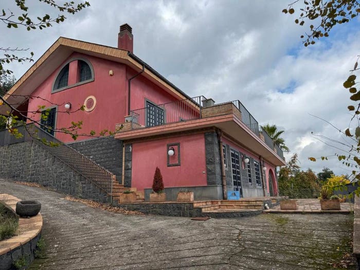 Casa con 6 locali in vendita in Via Salice, Milo