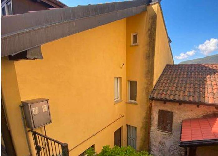 Appartamento quadrilocale in vendita in Frazione Orascio, Maccagno con Pino e Veddasca