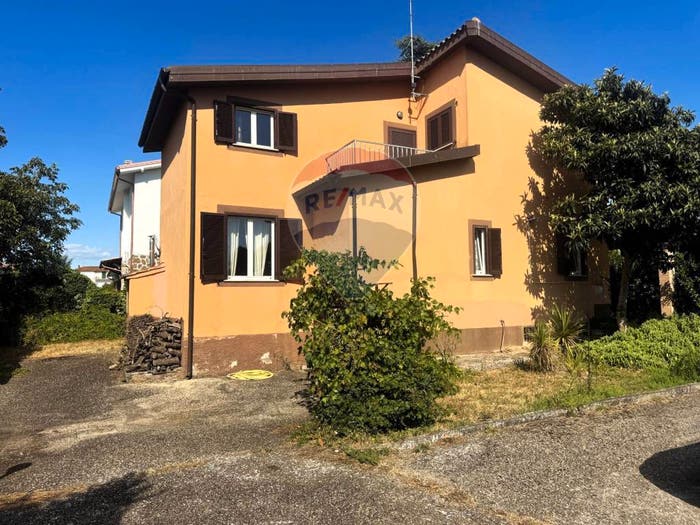 Casa quadrilocale in vendita in Via Romana, Mazzano Romano