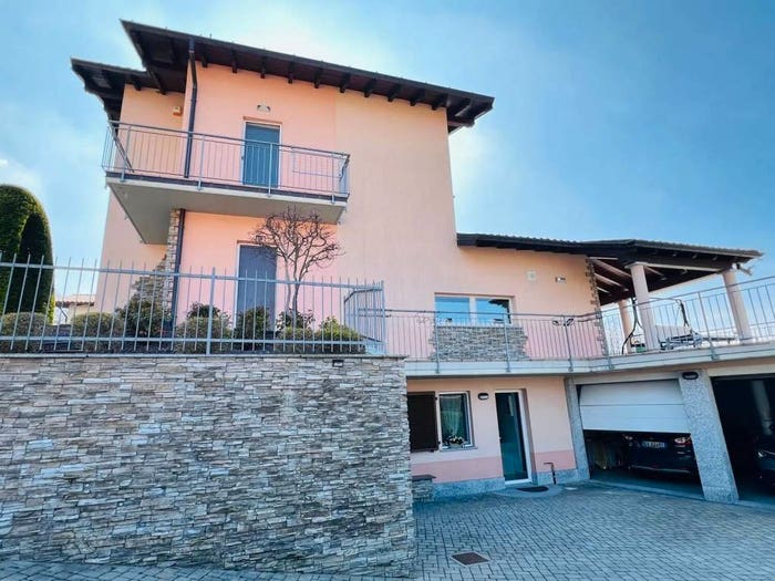 Casa con 6 locali in vendita in Via Signo E Carpio, Marchirolo