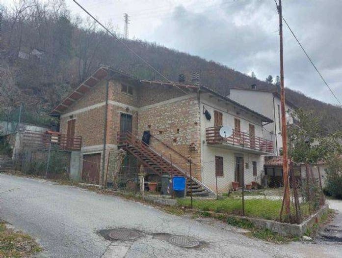 Casa con 6 locali in vendita in Via Schiagni snc, Grillo, Nocera Umbra