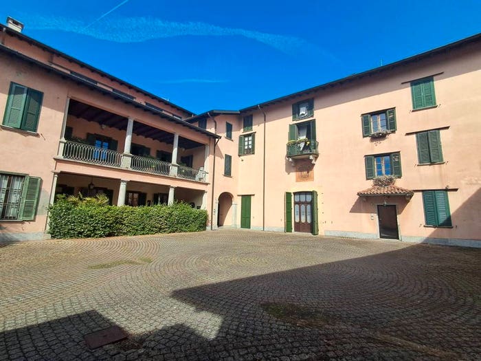 Appartamento trilocale in vendita in Via Luigi Roncari, Centro, Besozzo