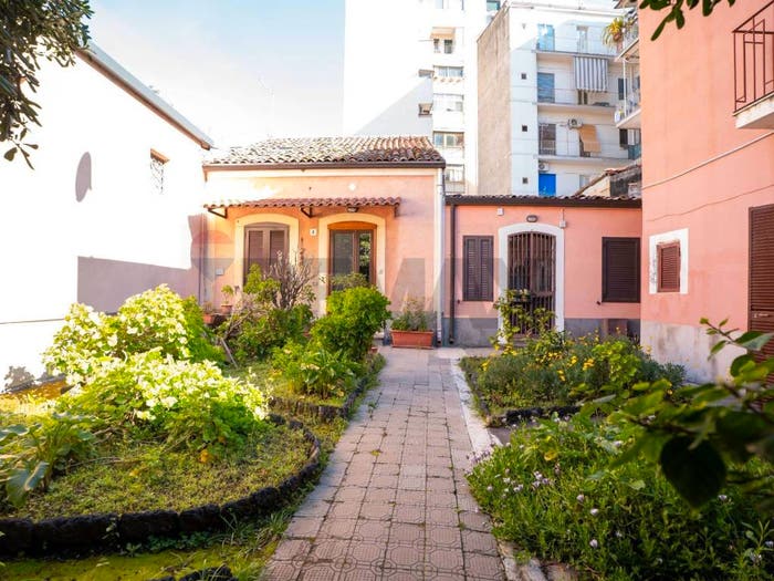 Casa con 6 locali in vendita in via della Carvana, Gioeni, Catania