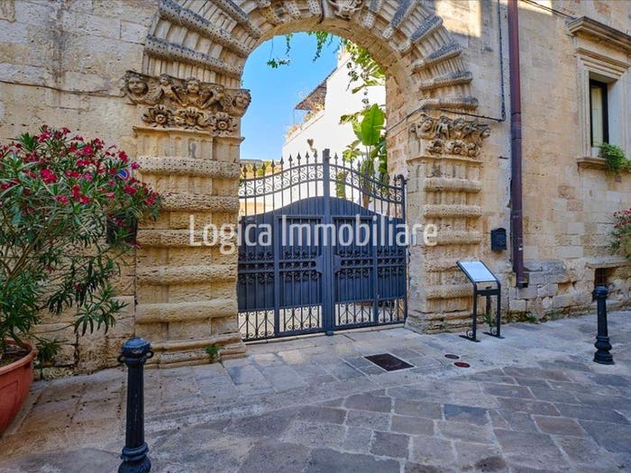 Casa con 6 locali in vendita in Via Ottavio Scalfo, Centro, Galatina