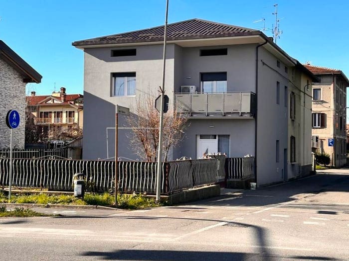 Casa con 6 locali in vendita in Via Roma, Solza