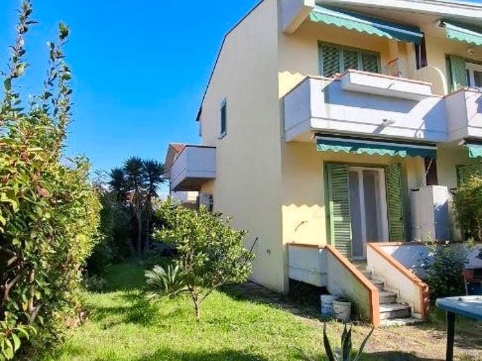 Casa quadrilocale in vendita in Via Pontremoli, Marina di Massa Centro, Massa