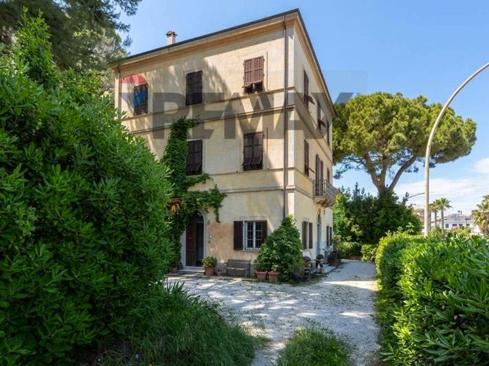 Casa con 6 locali in vendita in Viale Stazione, Cupra Marittima