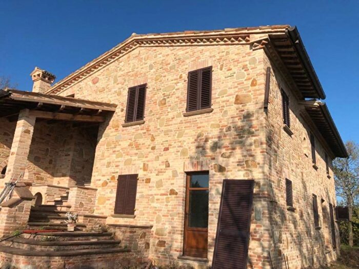 Casa con 6 locali in vendita in Urbino