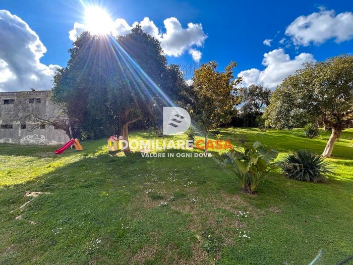Appartamento con 6 locali in vendita in Via Luigi Corvaglia, Leuca, Lecce