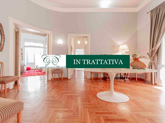 Appartamento con 6 locali in vendita in Via Maggio, Trevi, Roma