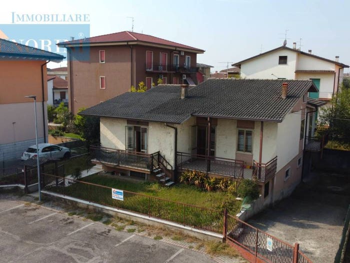 Casa con 6 locali in vendita in Via Cefalonia, Caselle, Sommacampagna