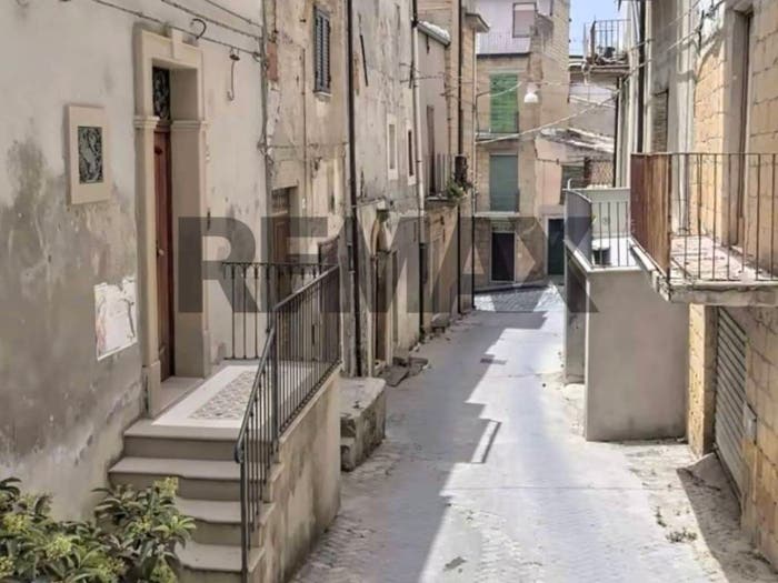 Casa trilocale in vendita in via Capitano bivona, Pietraperzia