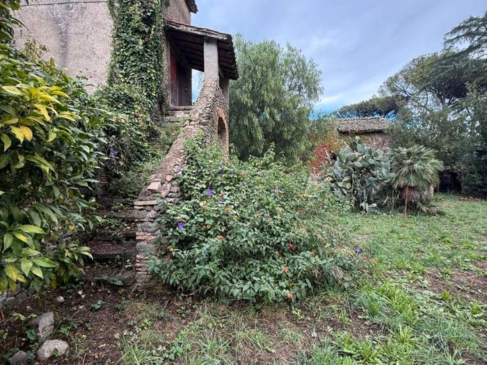 Casa con 6 locali in vendita in Via della Stazione di Pavona, Santa Fumia, Roma