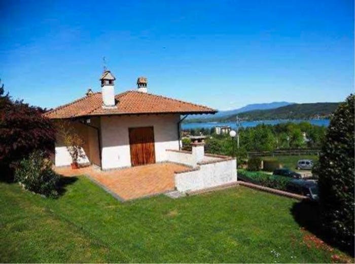 Casa con 6 locali in vendita in Via Monte Bianco, Dormelletto