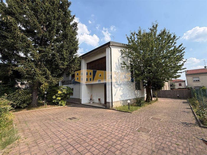 Casa con 6 locali in vendita in via Cesare Battisti, Centro, Limbiate