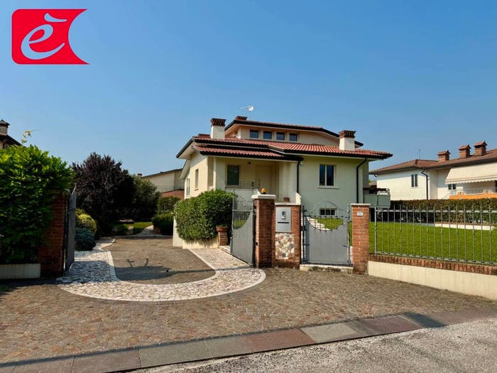 Casa con 6 locali in vendita in Via Adige, Centrale, Zugliano