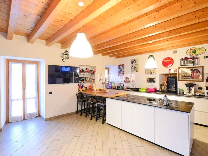 Appartamento quadrilocale in vendita in Via Giovanni Torti, Centro, Erba