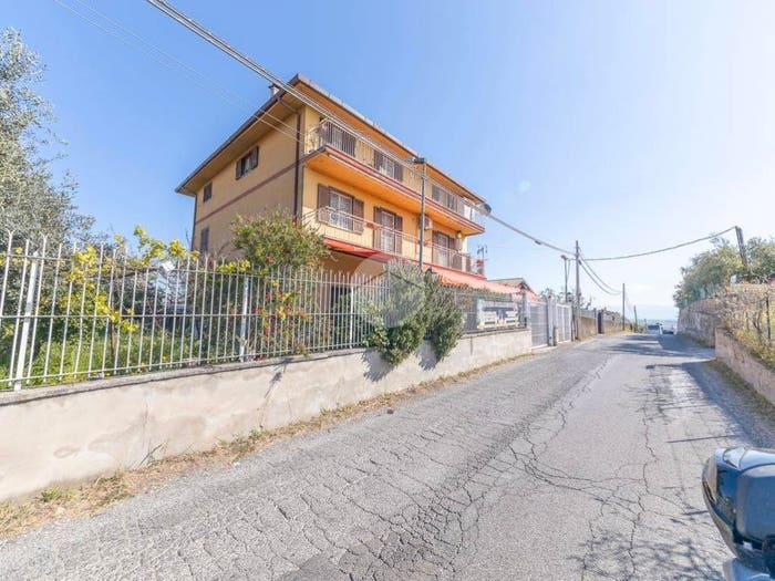Appartamento trilocale in vendita in Via Fontana Candida, Finocchio, Roma