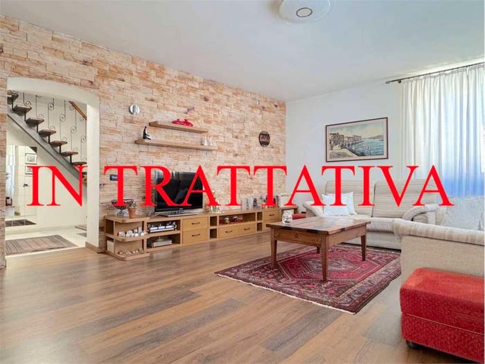 Appartamento quadrilocale in vendita in Via San Giorgio, Centro, Gazzada Schianno