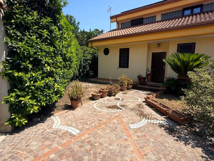 Casa con 6 locali in vendita in Viale della Libertà, Aversa