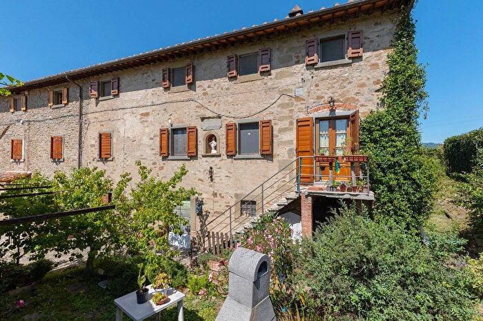 Casa con 10 locali in vendita in Case Sparse Cortona, Cortona