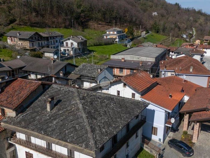 Casa con 6 locali in vendita in Via Villa, Brondello