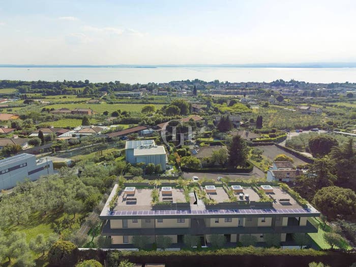 Appartamento trilocale in vendita in Strada Alzeroni, Centro, Bardolino