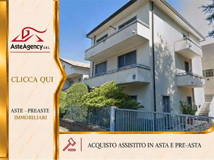 Appartamento con 5 locali in vendita in Via Lario, Semicentro, Cantù