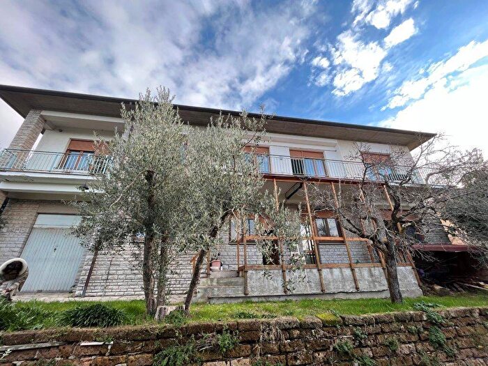 Casa con 6 locali in vendita in Centro, Paciano