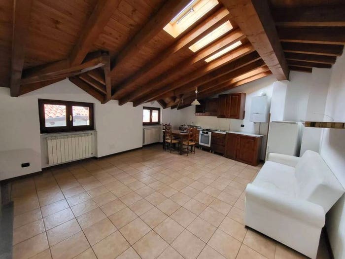 Appartamento trilocale in vendita in Via Giardini, Rezzago