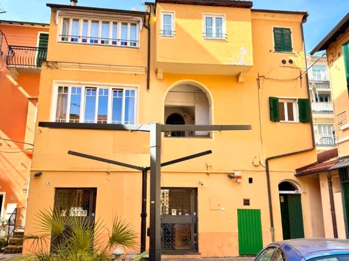 Appartamento quadrilocale in vendita in Piazza Sant'Antonio, Porto Maurizio, Imperia