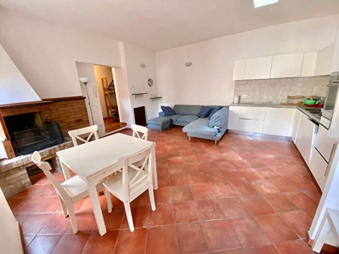Casa quadrilocale in vendita in Sotto le Stallacce, Centro, Urbino