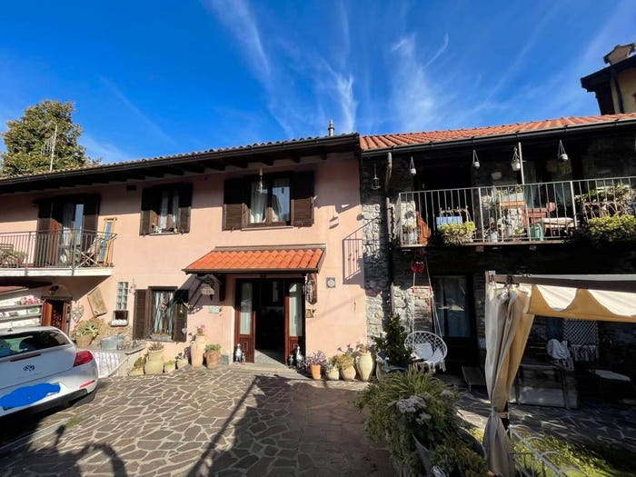 Casa con 6 locali in vendita in Via Roma, Azzio