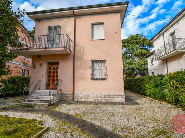 Casa con 6 locali in vendita in Viale Giosuè Carducci, Centro Urbano, Cesena