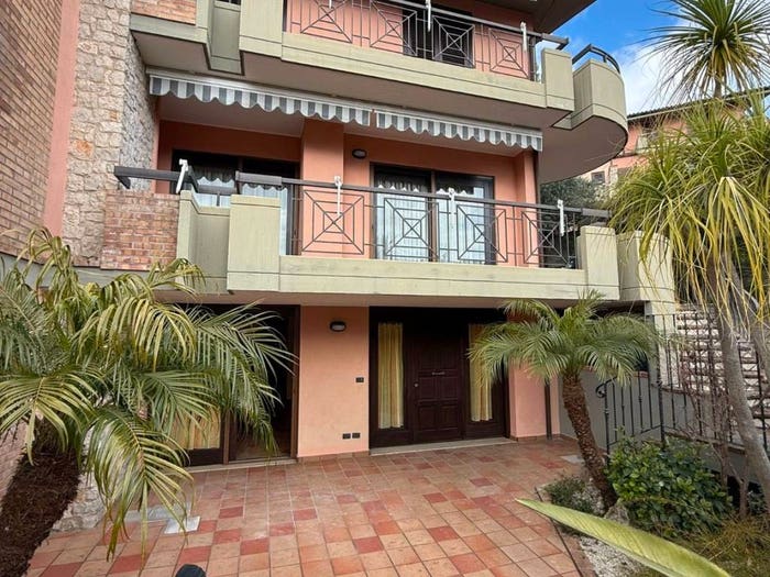 Casa con 5 locali in vendita in Via Remigio Paone, Centro, Formia
