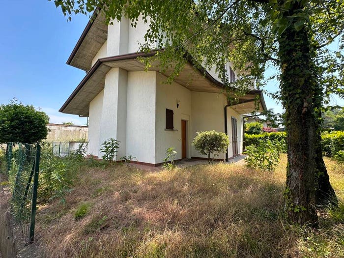 Casa quadrilocale in vendita in Via Alessandro Manzoni, Centro, Bagnatica