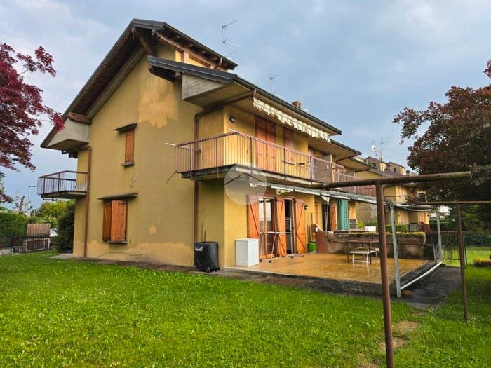 Casa con 5 locali in vendita in Via U Foscolo, Centro, Bagnatica
