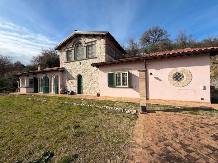 Casa con 6 locali in vendita in Via Caprareccia, Montopoli di Sabina