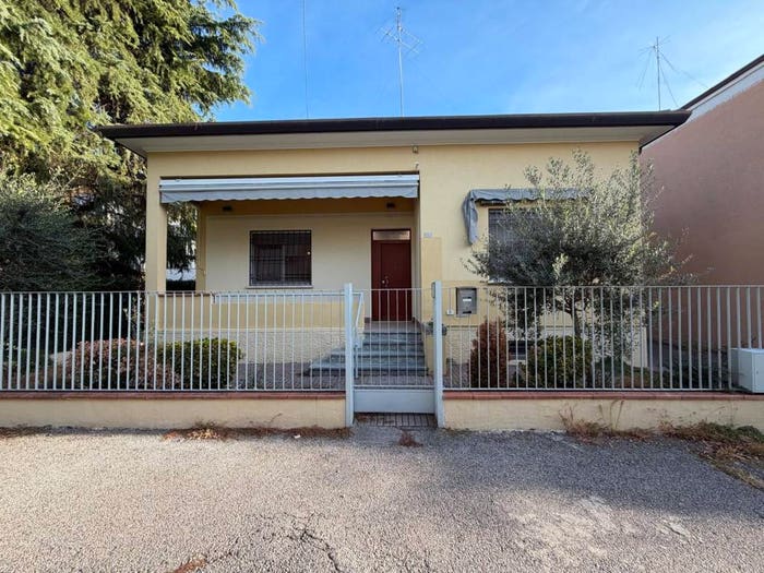 Casa quadrilocale in affitto in Via Cesare Gandini, Villafranca di Verona