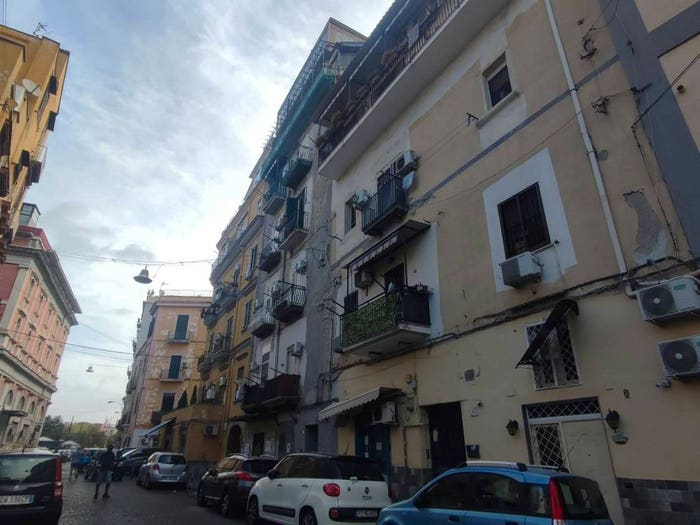 Appartamento trilocale in vendita in Piazza Carlo III, San Carlo All'Arena, Napoli